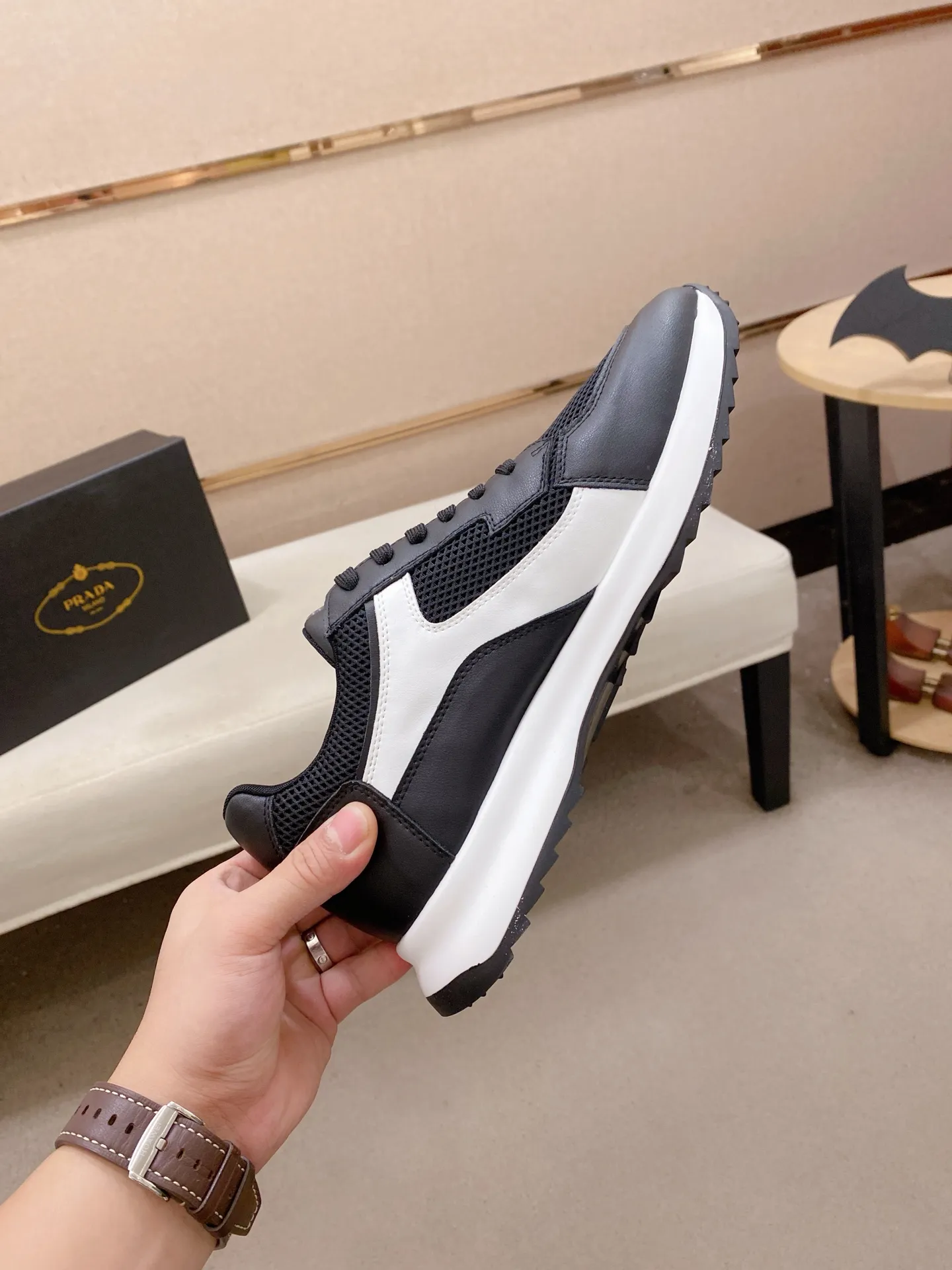 Factory price 462💰 The new PRADA (Prada) counters are launched simultaneously, new men's shoes, 😘fabrics are selected from cowhide. Lining: Mesh lining. 👍🏿 High-end ☄️ air-cushion molded anti-slip rubber outsole, exquisite lines, simple and elegant, comfortable and high-end for leisure travel. Number of yards: 38 to 44. Can be ordered for 45 non-refundable